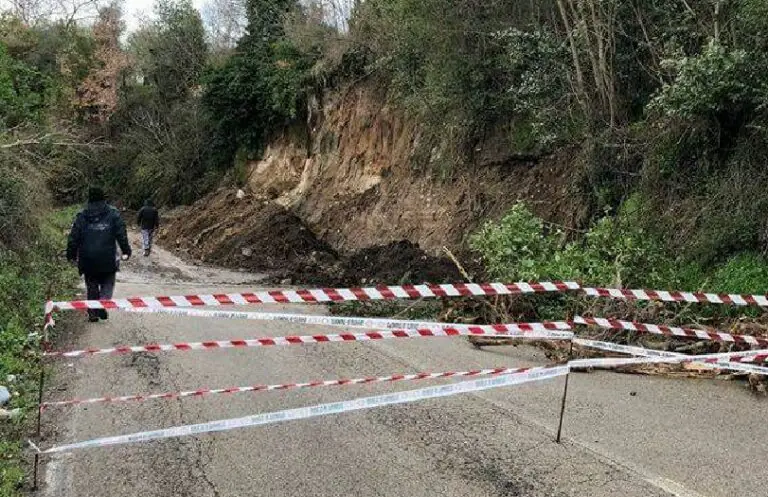 Maltempo nel Casertano, frana sulla Provinciale: isolate due frazioni