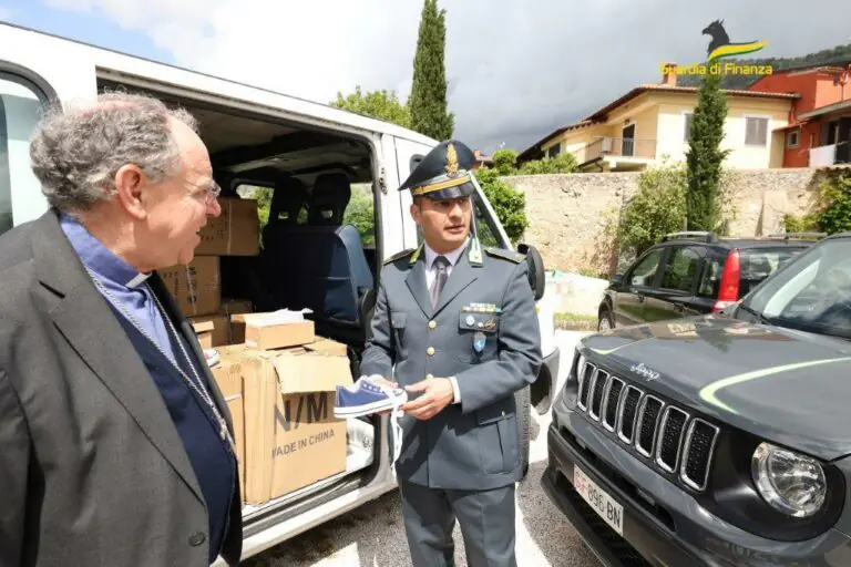 Finanza sequestra 900 paia di scarpe false e le dona alla Caritas