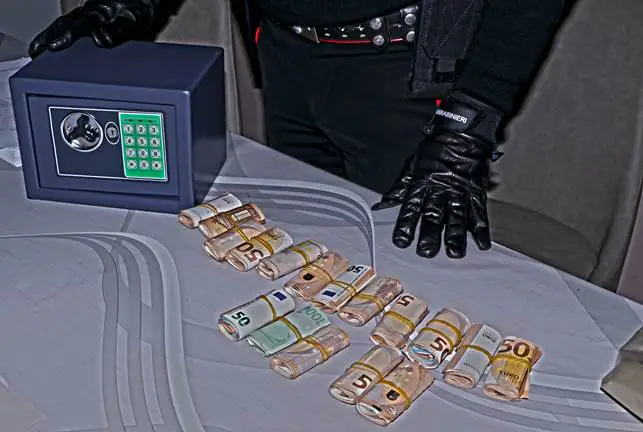 Blitz anticamorra, scovata cassaforte con tesoro in contanti. I retroscena sui 10 arresti