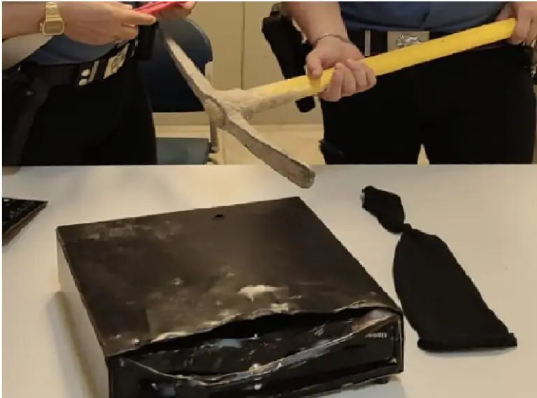 Sorpresi a prendere a picconate la cassa del negozio di abbigliamento: tre arrestati per furto. FOTO