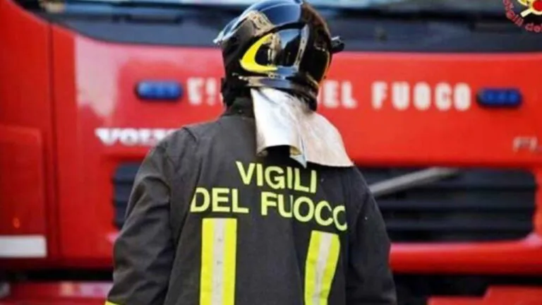 Baracche e stalle vanno a fuoco causando un vasto incendio