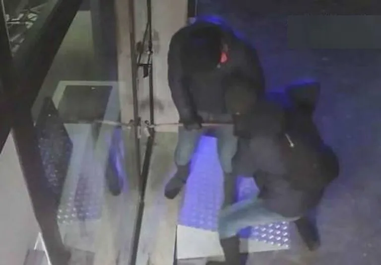 Colpo nella notte: banda in azione contro un tabacchi in centro