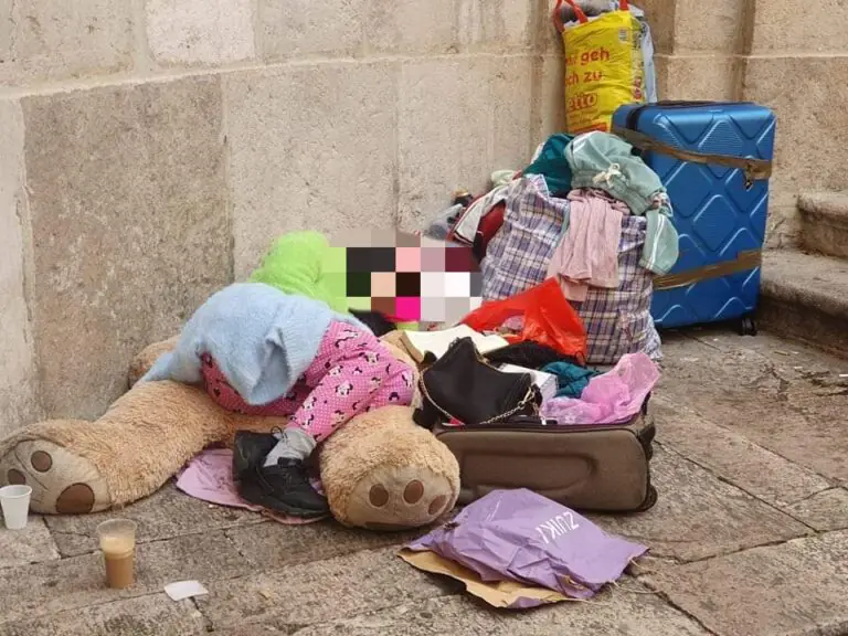 Giovanissima incinta picchiata e lasciata a dormire in strada