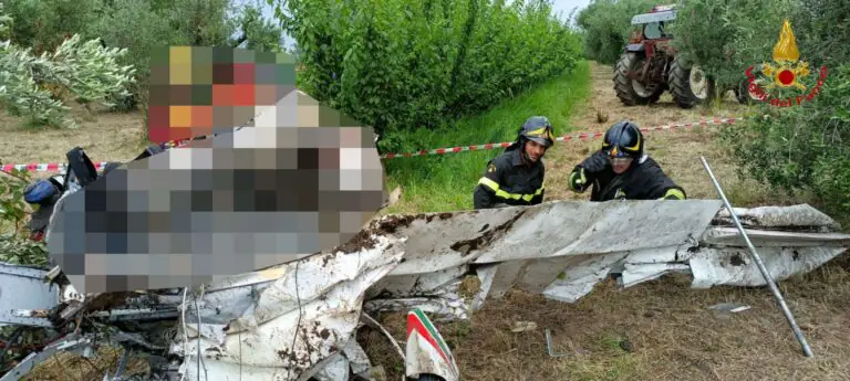 Velivolo precipitato, le vittime sono padre e figlio. Ecco da dove erano decollati. Foto