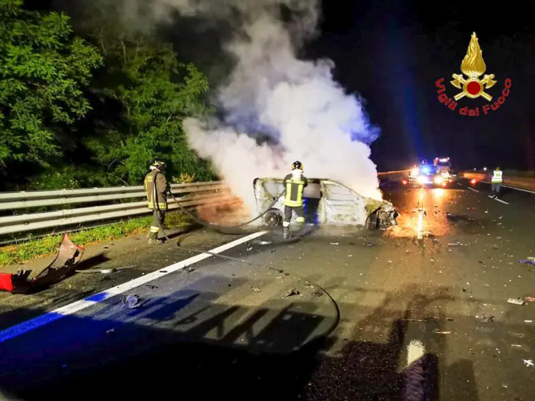 Camion della frutta si scontra con 2 auto, vettura prende fuoco con conducente all’interno