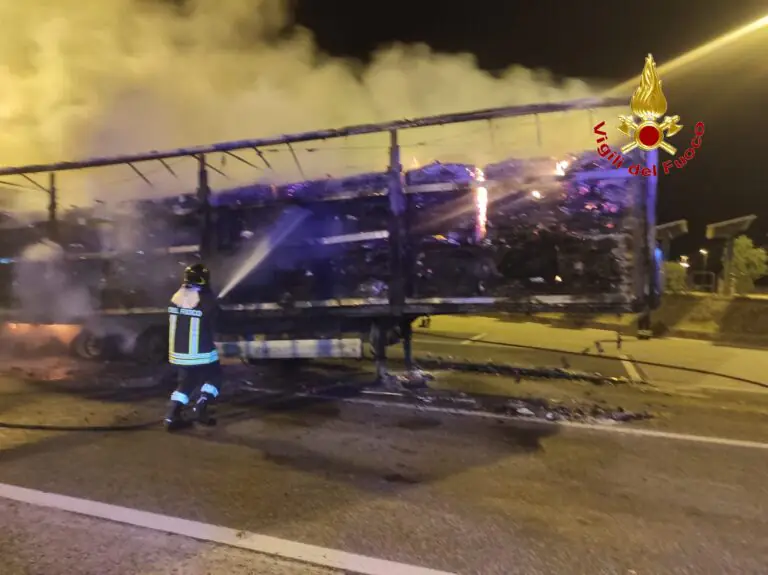 Tir divorato dalle fiamme, choc in autostrada
