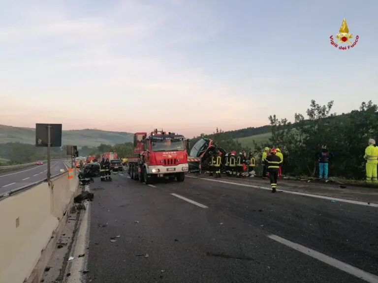 Bus nella scarpata, la vittima è l’automobilista