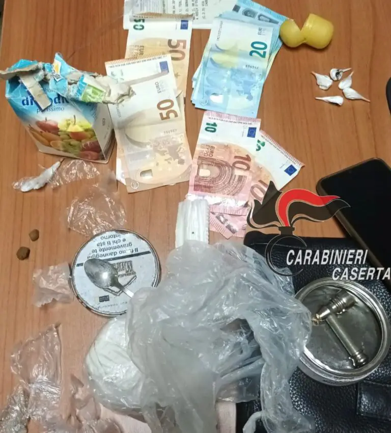 Carabinieri lo trovano con la cocaina e lui perde la testa. Foto
