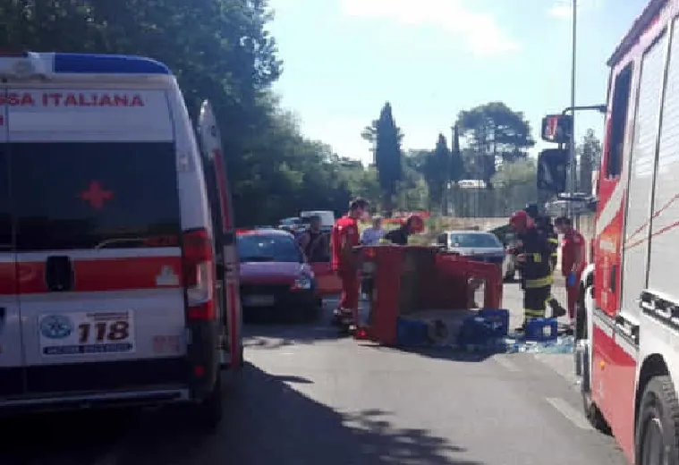 Auto contro moto, paura sull’Appia