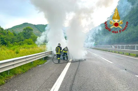 L’auto diventa un inferno di fuoco, choc in A1