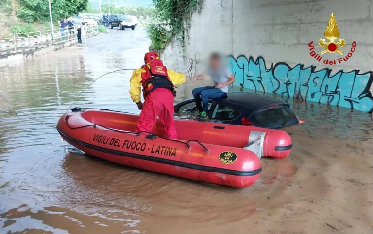 Sottopasso allagato, giovane sul tetto dell’auto per salvarsi