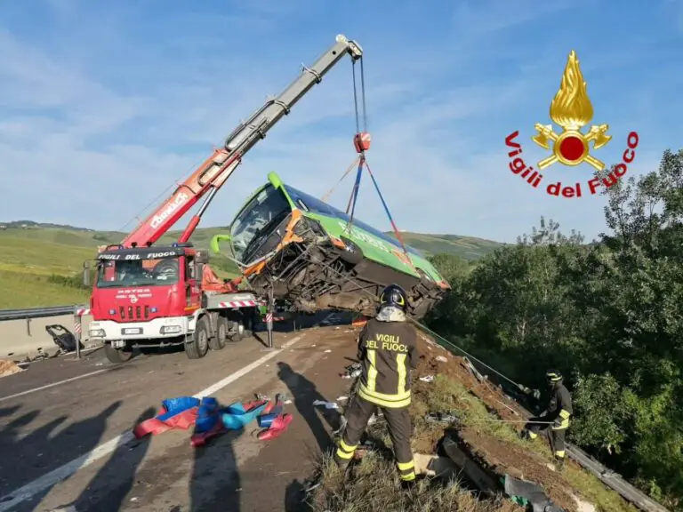 I NOMI. Tragedia in autostrada, identificata la vittima: aveva 27 anni. Un altro passeggero è grave