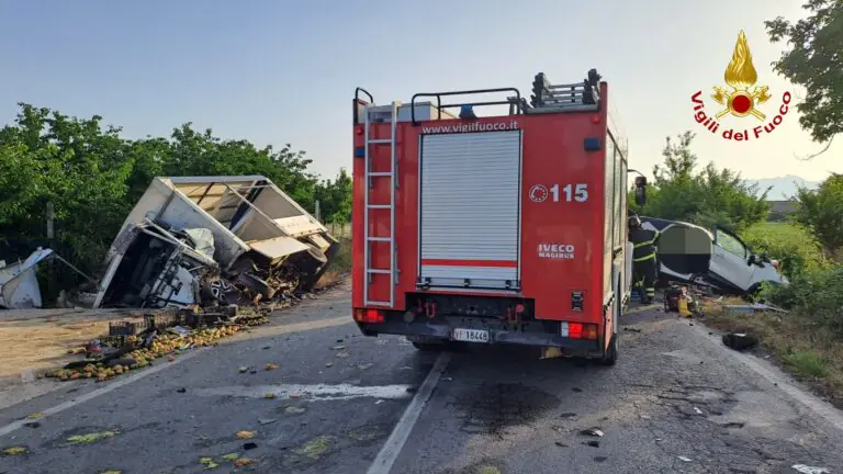 Camion contro auto di amici: muore il giovane conducente, gravissimi gli amici