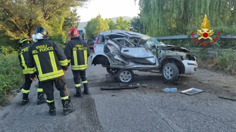 Panda ridotta a una scatoletta dopo l’urto col trattore: choc per donna all’interno. Foto