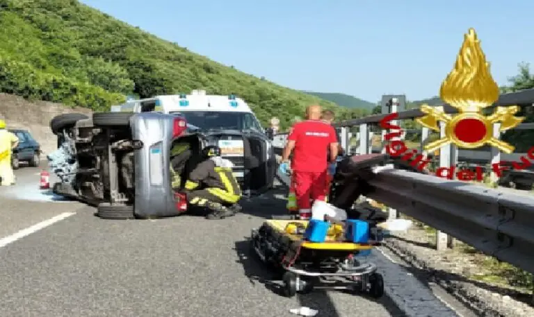 Vettura si ribalta in autostrada, due estratti dalle lamiere e soccorsi