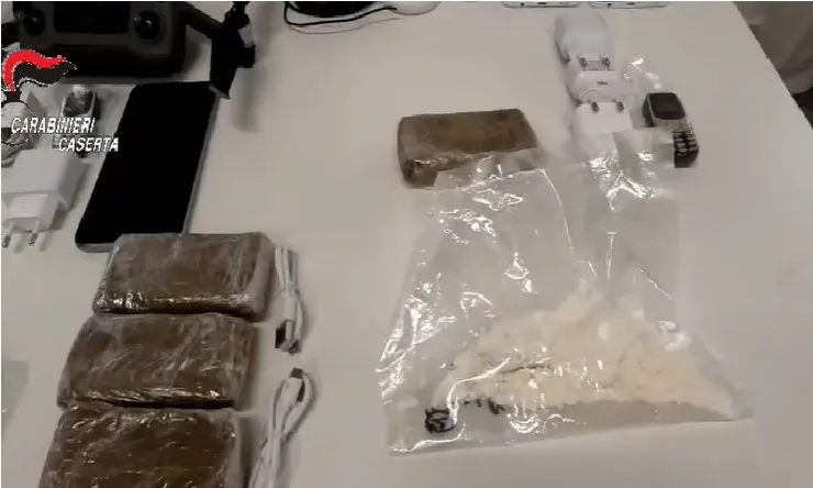 Poliziotto arrestato per aver introdotto coca e 19 cellulari in carcere