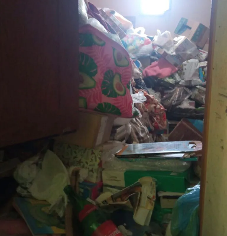 Madre e figlia malate di e-commerce comprano migliaia di oggetti online e vivono così. Foto