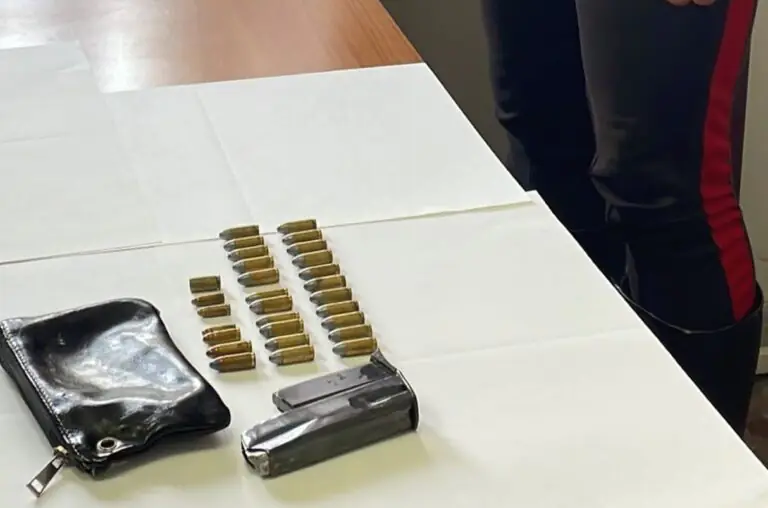 Trovato borsello con 27 proiettili nell’aiuola della piazza. Foto