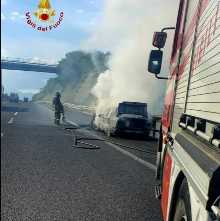Auto inghiottita dalle fiamme in autostrada. Foto