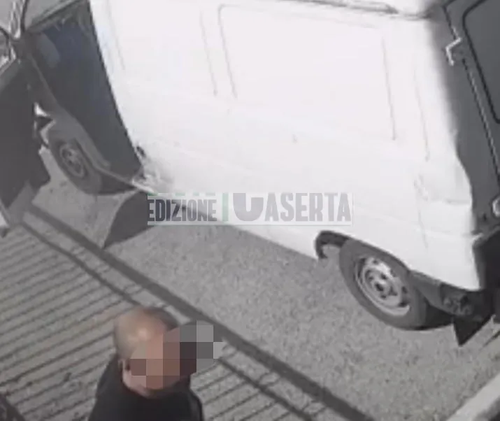 Raid dall’antiquario: porta via la merce con un furgone ma si fa beccare subito