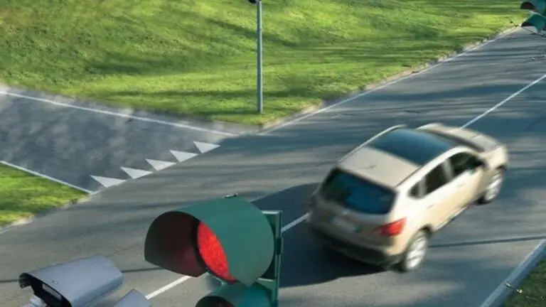 Per 6 mesi sbaglia corsia al semaforo, sfilza di multe: la cifra record che dovrà pagare
