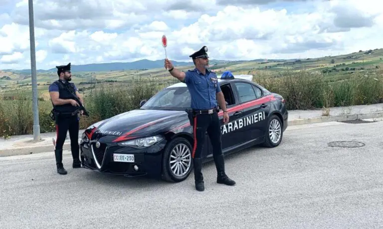 Si mette alla guida completamente ubriaco dopo essersi fumato una canna