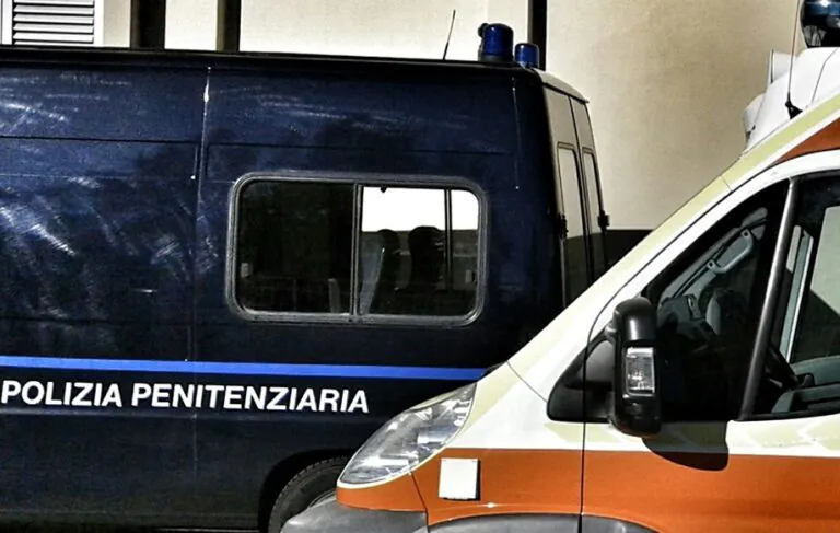 Assale poliziotti, poi distrugge computer dell’ufficio