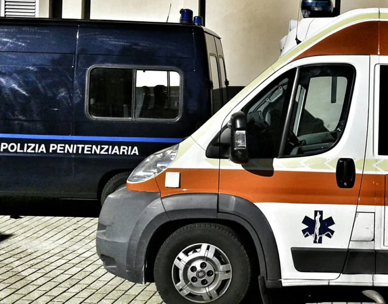 Detenuto appicca rogo, caos in carcere