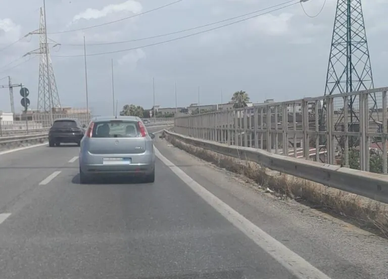 Le lanciano oggetti per farla fermare e derubarle l’auto sulla Statale