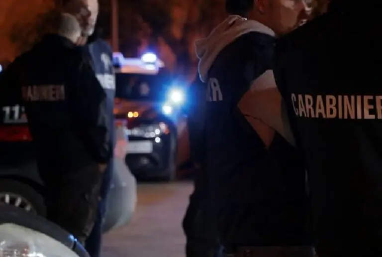 Sfascia i mobili se la madre non gli dà la paghetta, cacciato di casa a 43 anni dai carabinieri