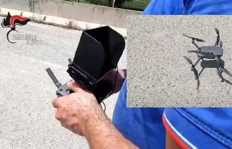 Si fa riprendere col drone mentre si masturba ma il figlio vede tutto