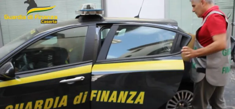 Finanza scopre giro di alcol illegale in un laboratorio clandestino: scatta sequestro