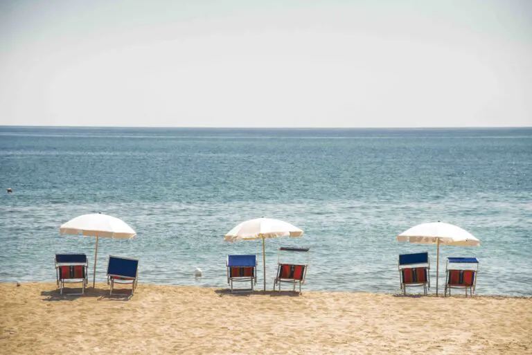 Le spiagge preferite dai giovani casertani: ecco le mete più ambite quest’anno