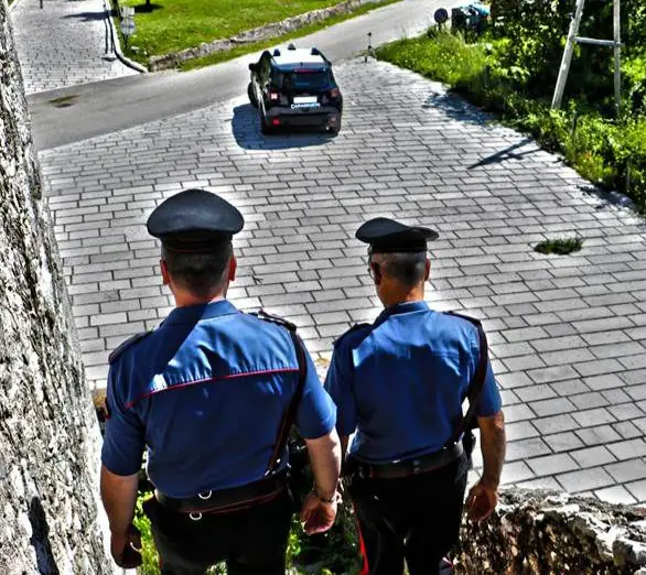 A passeggio per il centro col braccialetto elettronico