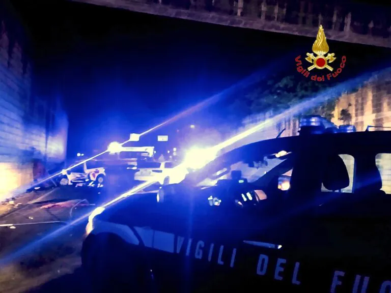 Giovane finisce con la Bmw nel canale e muore