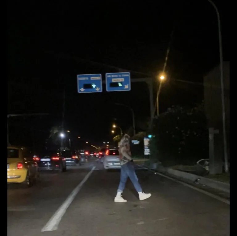 Giovane perde la testa e si butta tra le auto sulla strada principale