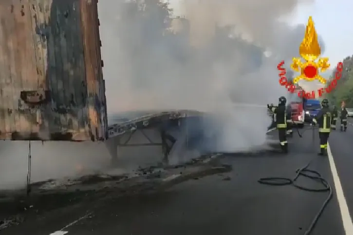 Distrutto dalle fiamme tir che trasporta carico di pomodori