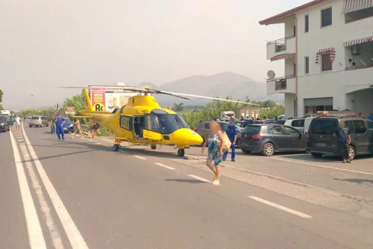 Tragedia in vacanza, muore mentre va a fare la spesa: Statale bloccata. FOTO