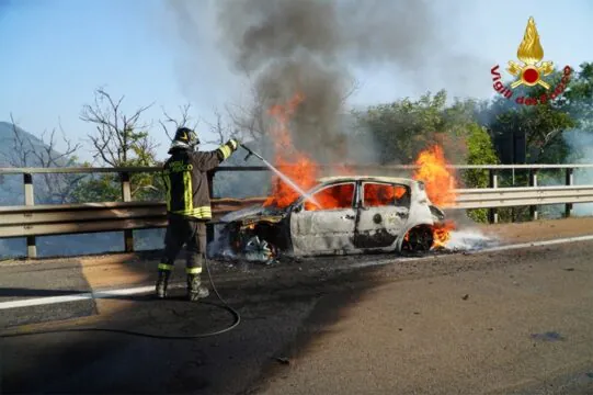 Ford in fiamme, colpita pure una pescheria