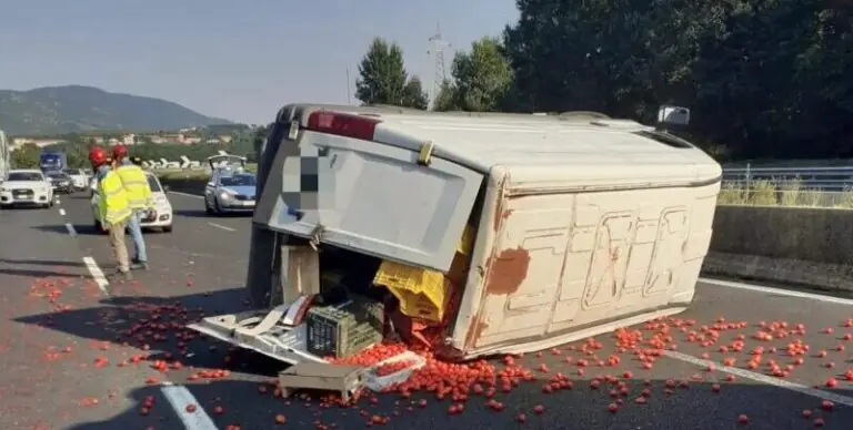 Furgone si ribalta e perde carico di pomodori in A1: 3 feriti e code di 8 km