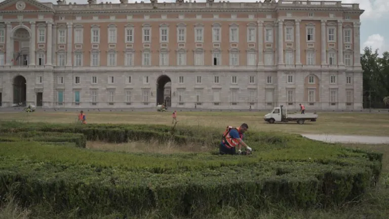 Manutenzione giardini piazza Carlo di Borbone: partiti i lavori gestiti dal famoso polo commerciale