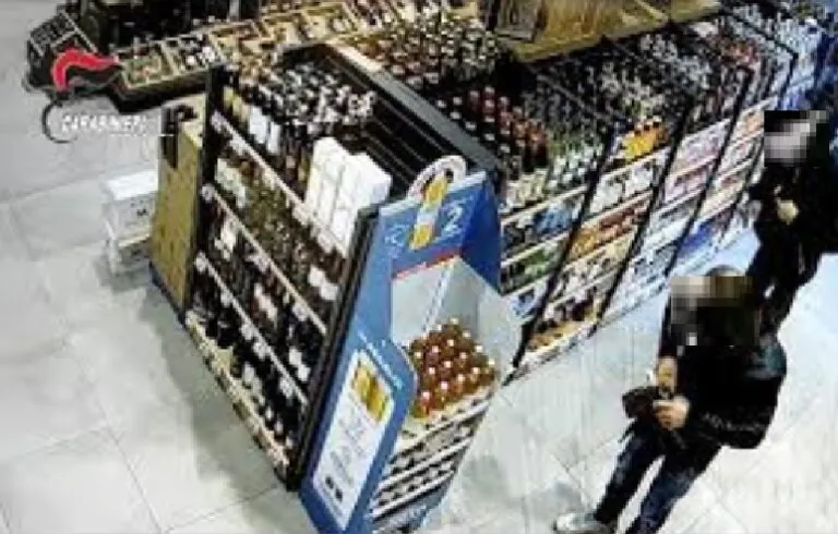 Spesa gratis al supermercato, 2 scoperti a rubare