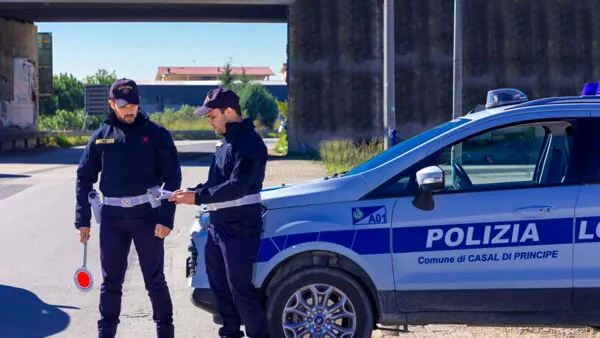 Schiaffeggia comandante e gli fa cadere il telefono, 50enne arrestato