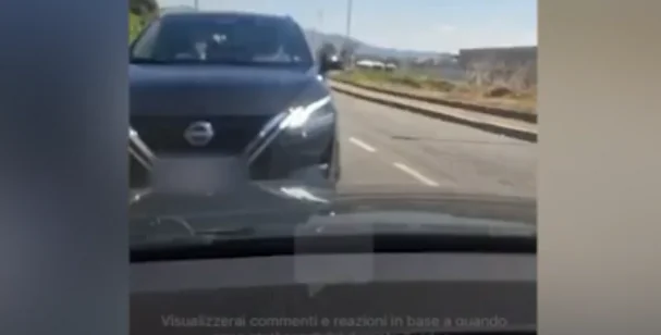 Guida in diretta facebook e travolge auto con mamma e figli: la più piccola è grave