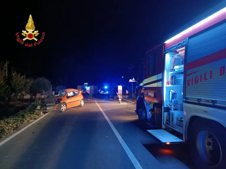 Schianto sulla Casilina, bilancio choc: 5 estratti dalle lamiere. Foto