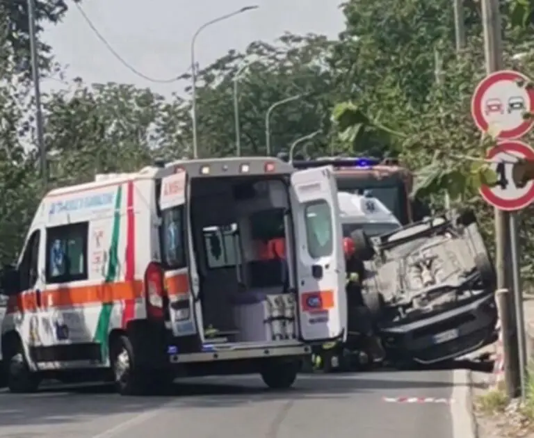Choc alle porte della valle, auto si ribalta. Ci sono feriti
