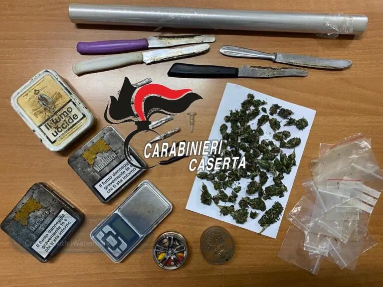 Droga tra libri e zaini, carabinieri arrestano titolare della cartolibreria. FOTO