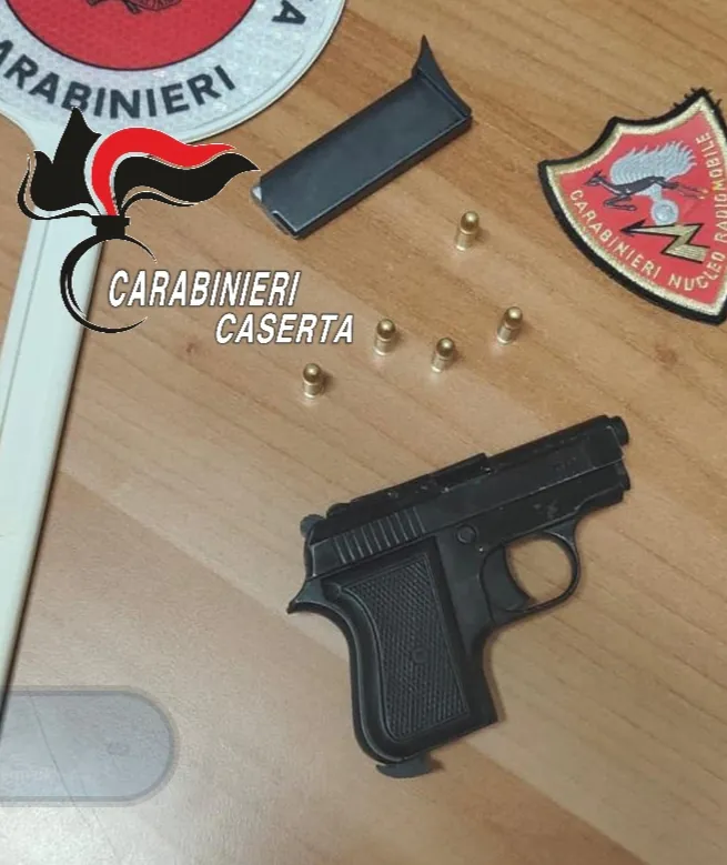 Gira armato con la pistola nelle mutande, fermato dai carabinieri