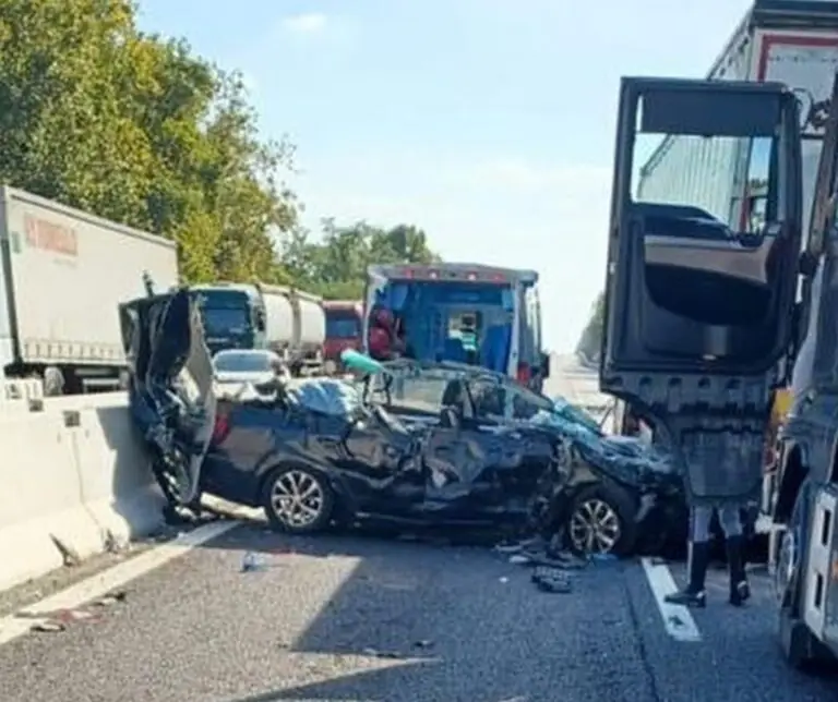 Incidente in autostrada, muoiono madre e figlia di 5 anni. Lutto nel Casertano. Foto