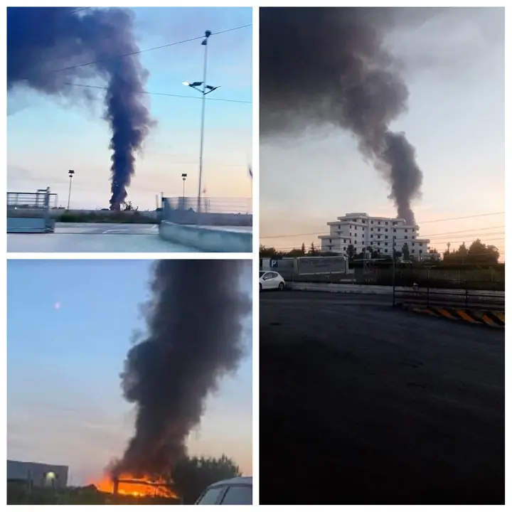 Deposito in fiamme nei pressi dell’uscita dell’autostrada